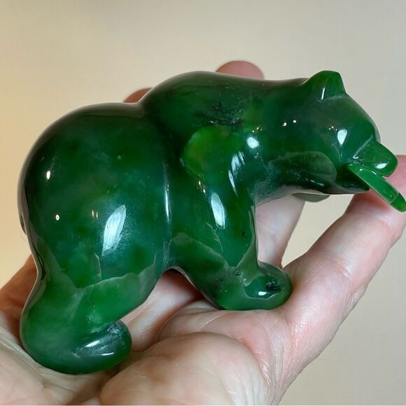 Canadian Nephrite Jade majestic Grizzly Bear with fish sculpture - Picture 3 of 17